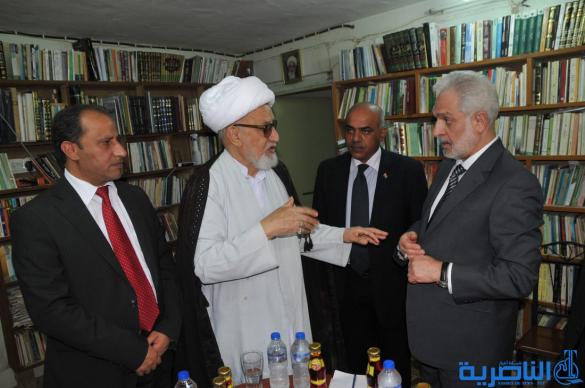 وزير التعليم العالي يزور اية الله الشيخ الناصري بمنزلة في الناصرية - تقرير مصور - 