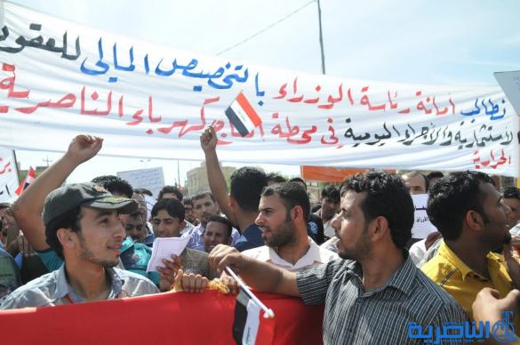 موظفو العقود في كهرباء ذي قار يتظاهرون للمطالبة بتثبيتهم على الملاك الدائم - تقرير مصور -