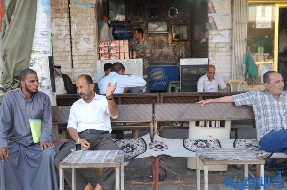 بالصور : المقاهي في الناصرية ، برلمان بلا رئيس ، ومسرح بلا ستائر