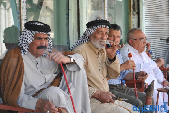 بالصور : المقاهي في الناصرية ، برلمان بلا رئيس ، ومسرح بلا ستائر