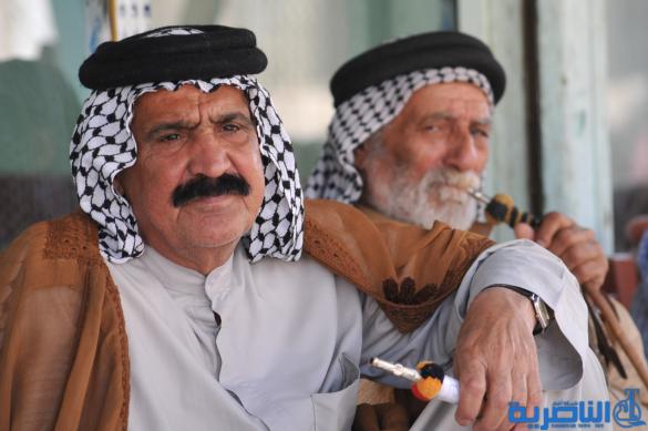 بالصور : المقاهي في الناصرية ، برلمان بلا رئيس ، ومسرح بلا ستائر