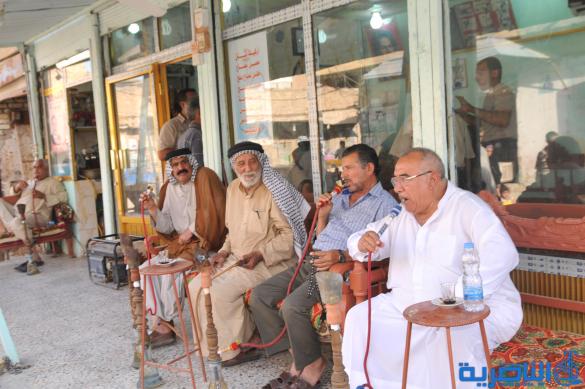 بالصور : المقاهي في الناصرية ، برلمان بلا رئيس ، ومسرح بلا ستائر