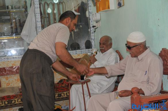 بالصور : المقاهي في الناصرية ، برلمان بلا رئيس ، ومسرح بلا ستائر