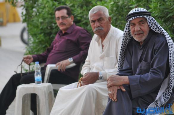 بالصور : المقاهي في الناصرية ، برلمان بلا رئيس ، ومسرح بلا ستائر