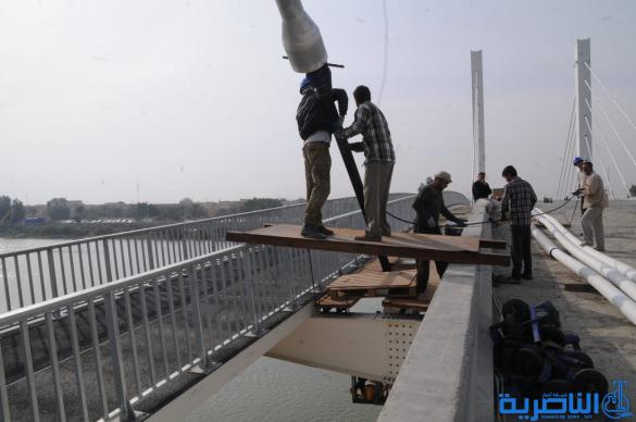 بالصور : اول الجسور المعلقة في الناصرية ، يمد حباله فوق الفرات 