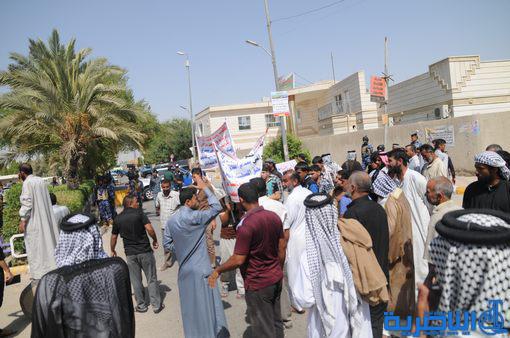 متظاهرو سبايكر يقطعون طريقا دوليا غربي الناصرية للمطالبة بمعرفة مصير ابنائهم