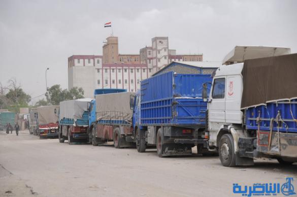شاحنات الحبوب تصطف بطوابير امام سايلو الناصرية ، واتهامات لموظفيه بالتقصير – تقرير مصور –