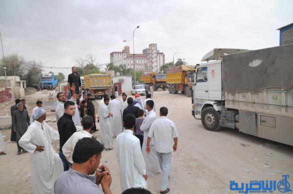 شاحنات الحبوب تصطف بطوابير امام سايلو الناصرية ، واتهامات لموظفيه بالتقصير – تقرير مصور –