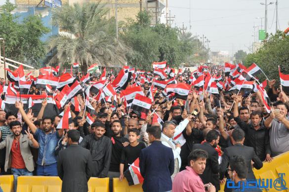 بالصور : الالاف يتجمعون امام مجلس ذي قار تنديدا بالفساد 
