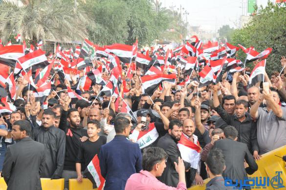 بالصور : الالاف يتجمعون امام مجلس ذي قار تنديدا بالفساد 