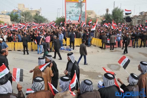 بالصور : الالاف يتجمعون امام مجلس ذي قار تنديدا بالفساد 