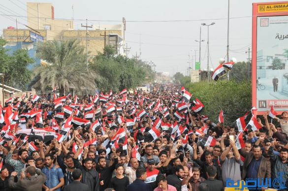 بالصور : الالاف يتجمعون امام مجلس ذي قار تنديدا بالفساد 