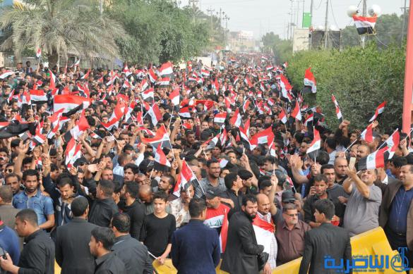 بالصور : الالاف يتجمعون امام مجلس ذي قار تنديدا بالفساد 