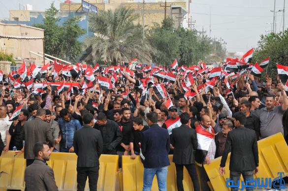 بالصور : الالاف يتجمعون امام مجلس ذي قار تنديدا بالفساد 