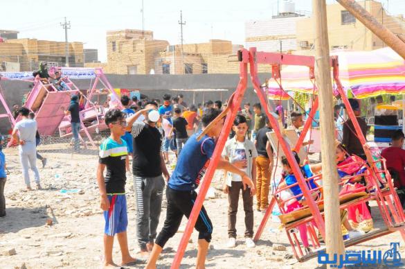 بالصور:اطفال الناصرية يقضون اول ايام عيد الفطر بالساحات والمتنزهات العامة