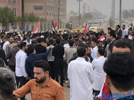 ذي قار :ذوو المهن الصحية يعتصمون احتجاجا على &quot;التسويف&quot; في تنفيذ مطالبهم 