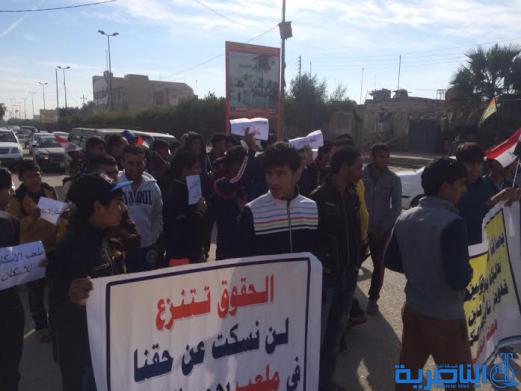  بالصور : رياضيون يتظاهرون في الناصرية ويهتفون ( الملاعب خط احمر )