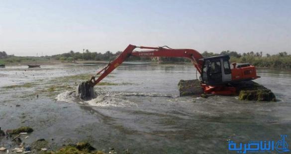 الموارد المائية تباشر بتنظيف قناة الصالحية من نبات الشمبلان والاعشاب المائية