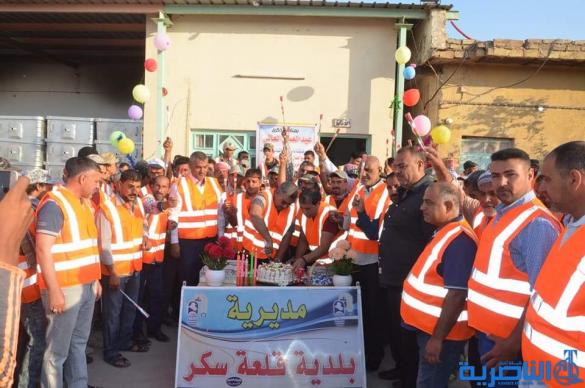 بالصور : قلعة سكر تحتفي بعمالها وتشملهم بمكافات مالية