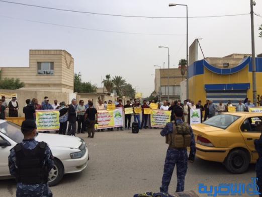 بالصور : العشرات يتظاهرون ضد خصخصة الكهرباء في الناصرية