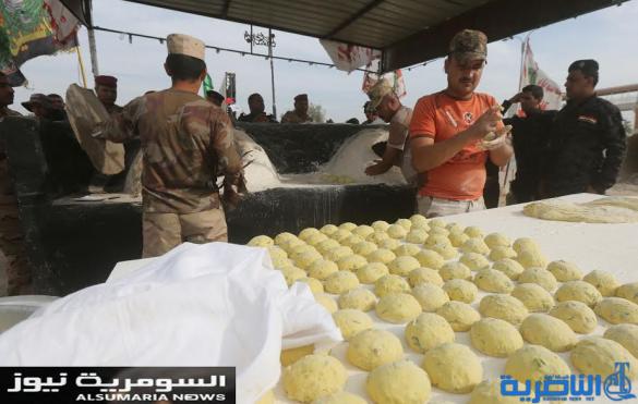 بالصور.. يدٌ تطعم وأخرى تحمي الزائرين الوافدين على كربلاء