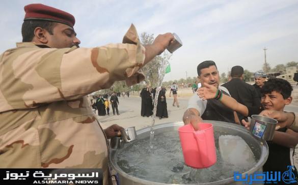  بالصور.. يدٌ تطعم وأخرى تحمي الزائرين الوافدين على كربلاء