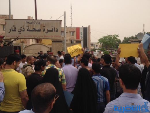 العشرات من إجراء صحة ذي قار يتظاهرون مجدداً احتجاجاً على تخفيض رواتبهم-تقرير مصور-