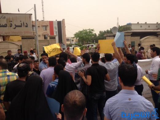 العشرات من إجراء صحة ذي قار يتظاهرون مجدداً احتجاجاً على تخفيض رواتبهم-تقرير مصور-