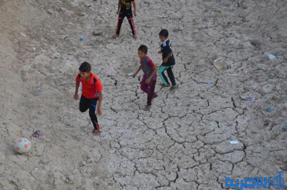  بالصور : الجفاف يحول انهار ذي قار الى ساحات لكرة القدم