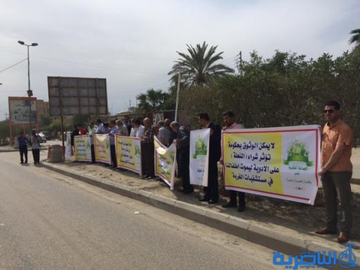 العشرات يتظاهرون في الناصرية للمطالبة بتخفيض اجور الكهرباء - تقرير مصور -