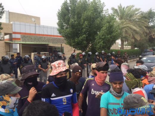 مطالبة برواتبهم ، والاخيرة تؤكد جميع الرواتب مدفوعة