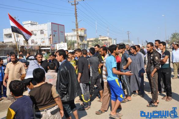 العشرات من اهالي الاسكان الصناعي يتظاهرون احتجاجا على انقطاع الماء 