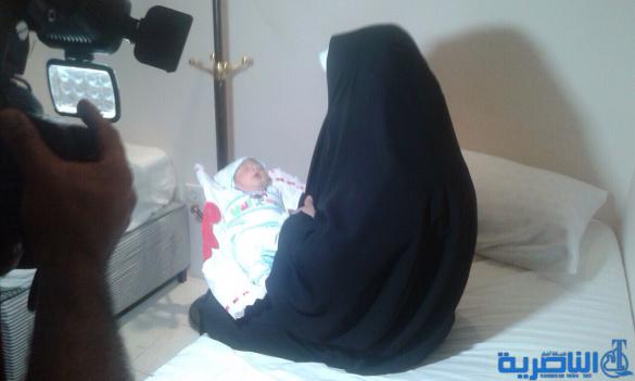 بالصور:امراة من حجاج ذي قار تضع مولودها في مكة المكرمة 