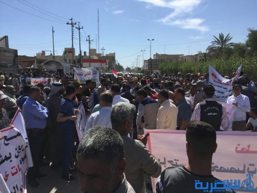 ذي قار :موظفو وزارة الأعمار يعتصمون امام مجلس المحافظة للمطالبة بتحسين الرواتب