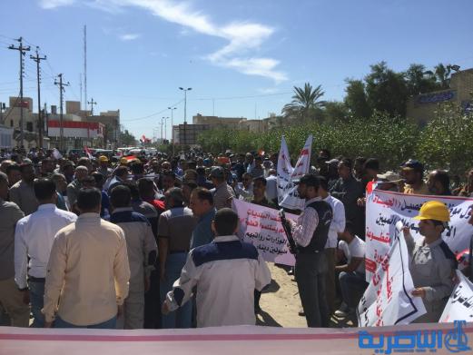 ذي قار :موظفو وزارة الأعمار يعتصمون امام مجلس المحافظة للمطالبة بتحسين الرواتب