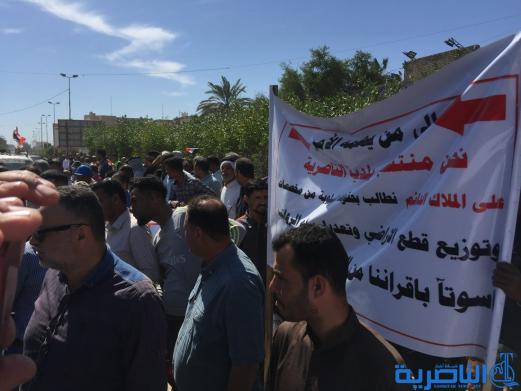 ذي قار :موظفو وزارة الأعمار يعتصمون امام مجلس المحافظة للمطالبة بتحسين الرواتب