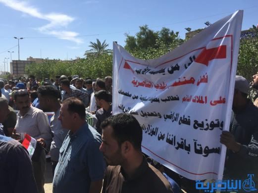 ذي قار :موظفو وزارة الأعمار يعتصمون امام مجلس المحافظة للمطالبة بتحسين الرواتب