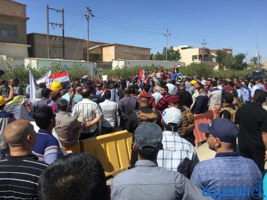ذي قار :موظفو وزارة الأعمار يعتصمون امام مجلس المحافظة للمطالبة بتحسين الرواتب