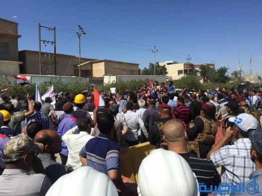 ذي قار :موظفو وزارة الأعمار يعتصمون امام مجلس المحافظة للمطالبة بتحسين الرواتب