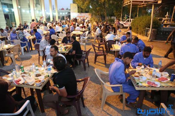 محافظ ذي قار يرعى مأدبة افطار خاصة لعدد من عمال التنظيفات تكريما لدورهم في خدمة المجتمع 