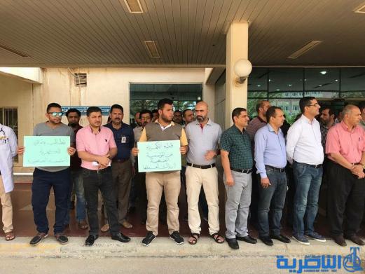 منتسبو مستشفى الحسين يحتجون على شموله بالقطع المبرمج ، والكهرباء تنفي
