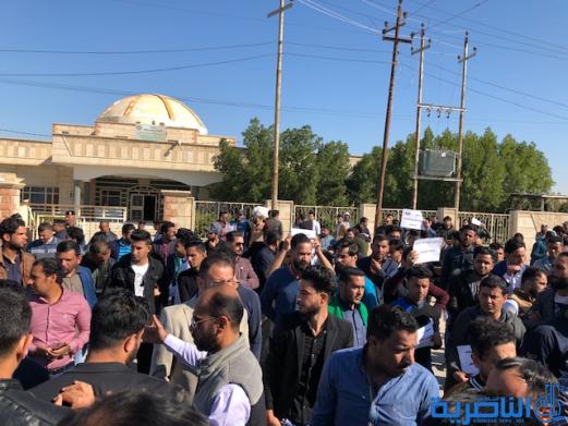 المعينون في تربية ذي قار يتظاهرون احتجاجا على التريث باوامر المباشرة - تقرير مصور -