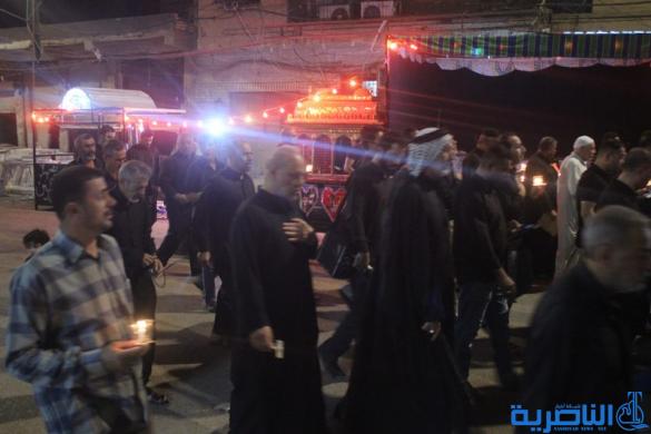 بالصور:موكب جمعية التضامن الاسلامي يحيي ليلة الحادي عشر من المحرم بمسيرة من الشموع
