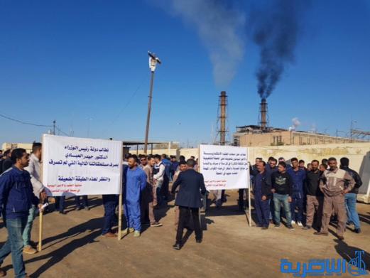 العشرات من الاجراء في كهرباء الناصرية يتظاهرون للمطالبة بالرواتبهم والتثبيت على الملاك  - تقرير مصور - 