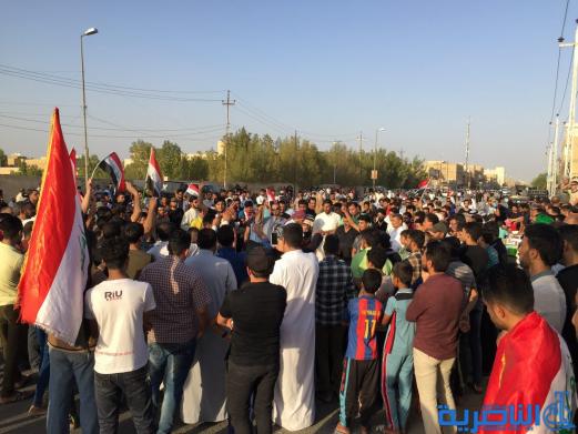 بالصور ... المئات من انصار التيار الصدري في الناصرية يتظاهرون احتجاجا على قانون الانتخابات