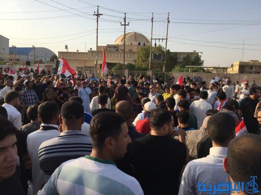 بالصور ... المئات من انصار التيار الصدري في الناصرية يتظاهرون احتجاجا على قانون الانتخابات