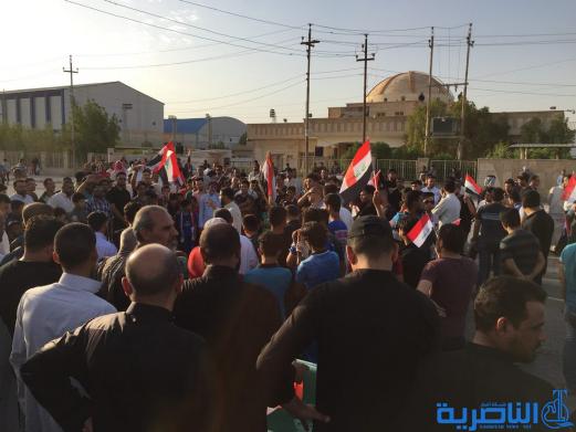 بالصور ... المئات من انصار التيار الصدري في الناصرية يتظاهرون احتجاجا على قانون الانتخابات