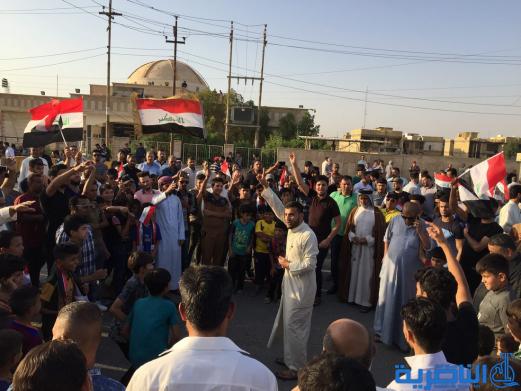 بالصور ... المئات من انصار التيار الصدري في الناصرية يتظاهرون احتجاجا على قانون الانتخابات