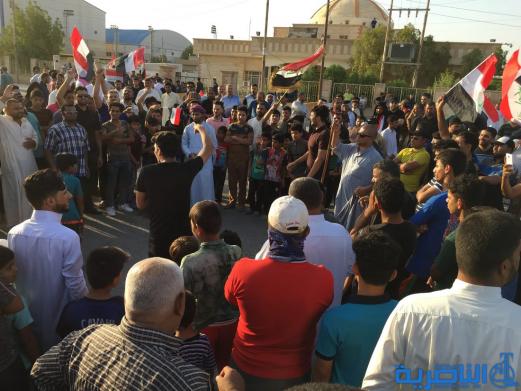 بالصور ... المئات من انصار التيار الصدري في الناصرية يتظاهرون احتجاجا على قانون الانتخابات