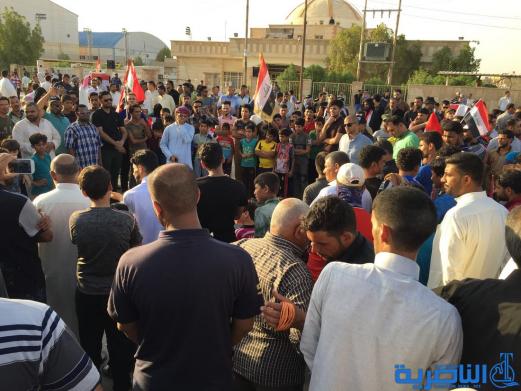 بالصور ... المئات من انصار التيار الصدري في الناصرية يتظاهرون احتجاجا على قانون الانتخابات